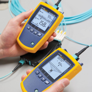 foto Tester de Fluke para cableado MPO monomodo.